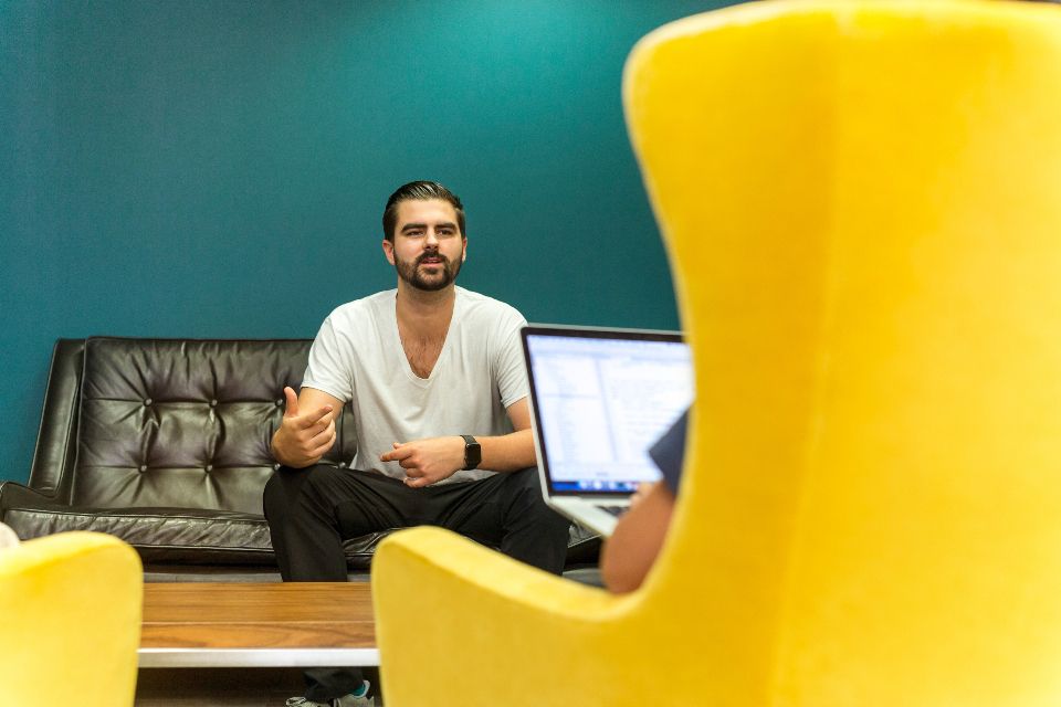 Un dirigeant mène un entretien dans un espace de travail